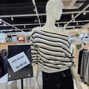 밀스튜디오 DP02 입술라인 어깨단추포인트 단가라니트티 LS3KTS104