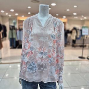 [데코]실크나비 플라워 브이넥 블라우스P1G11WBL040_DG