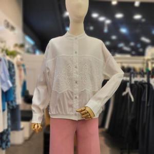 오프리미츠 H 레이스패치블라우스 M24BL1302