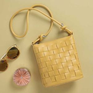 위빙 디자인 스퀘어 쉐입 길이조절 스트랩 크로스백