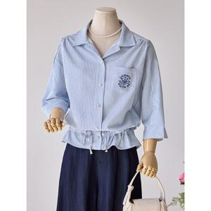 [커스텀에이블]스트라이프 자수포켓 블라우스_T2504BL025B