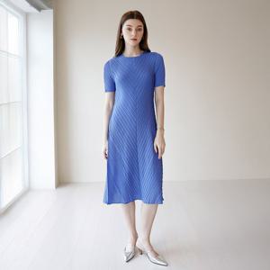 [요이츠]다이애그널 플리츠 반팔 드레스_YJ05WNPOP01_BL1