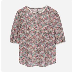 [써스데이아일랜드](T256MBL145W)플라워 패턴 자수 블라우스