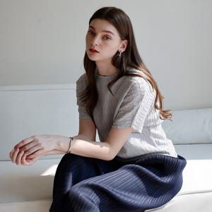 [요이츠](택가 185000원)[요이츠] 스퀘어 텍스처 플리츠 블라우스_YJ04WNPBL12