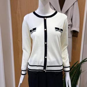 클리지 DP01 진주버튼 라운드넥 니트 가디건 CQ2WKT22