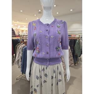 [비꼴리끄] 퍼프 소매 자수 가디건 B242KC3010250