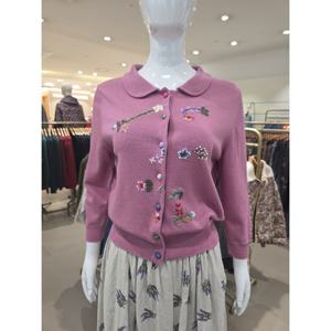 [비꼴리끄] 라운드 카라 자수 가디건 B242KC1020700