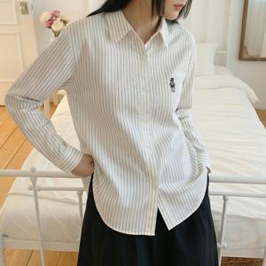 [올리비에스클로젯] 미니 자수 포인트 스트라이프 셔츠_O2603BL032A