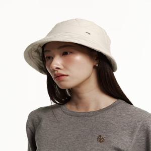 [헤지스] [25FW]베이지 로고장식 버킷햇/HIHE5F221I2