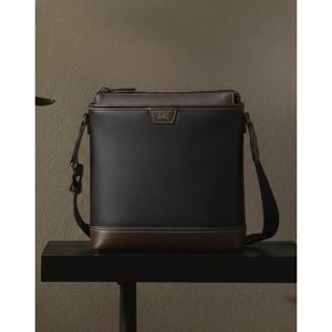 [닥스ACC]블랙 로고장식 소가죽 크로스백 DBBA6E042