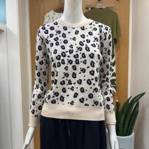 클리지 DP01 라운드 넥 호피 자수 니트 CP8WKT01