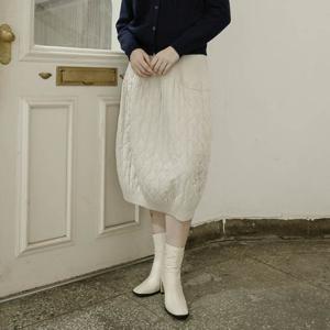 [요이츠](택가 198000원)[요이츠] 육각 퀼팅 패딩 코쿤 밴딩 스커트_YJ10WRPSK03