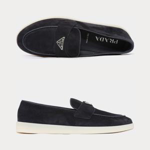 프라다 삼각로고 스웨이드 남성 로퍼 2DG124 103 F0008