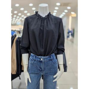 [더아이잗]프릴 하이넥 블라우스 IR9A0BL081390