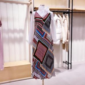 [시에로]SE3OPF625_홀터넥 묶음 롱기장 패턴물 원피스