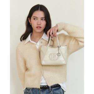 [선물추천][H20] 아이보리 로고패치 가죽 토트백 HIWA6E551IV