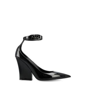 Valentino 로고 플라크 포인티드 토 펌프스 5W0S0KN8XFV 0NO TP942406308