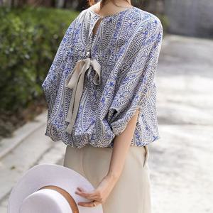 [한정수량] [모리스커밍홈] 벌룬핏 뒷리본 블라우스_M2504BL609B