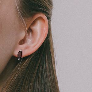 바이데이지 마퀴즈 가넷 원터치 실버 귀걸이 Be0701