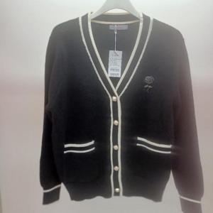 Latium HC06 이중라인 세로골 주머니 깔끔한 브이넥 로즈 니트 가디건 T2543cd03B