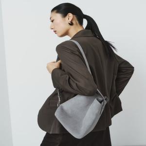 [헤지스] 엣지백 시그니처 H 그레이 스웨이드 숄더백/HIBA6E317G1