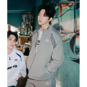 엄브로 UMBRO 엔지니어드(Engineered) 스탠넥 웜업 자켓 카키(UQ121CJK25) UQ121CJK25_GKA0 372393