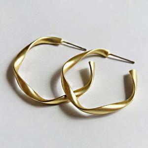 여성 매트 골드 웨이브 링 귀걸이 패션 귀걸이