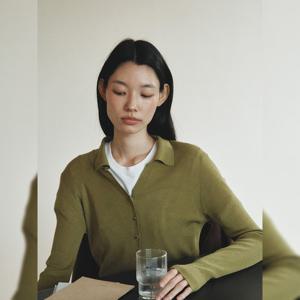 [쥬크]리브드 오픈 카라 슬림 니트 (Z253KSK015)