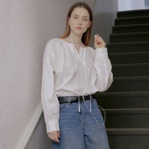 [코데즈컴바인] 라운드넥 셔링 버튼 블라우스 (CLA-BL502W2)