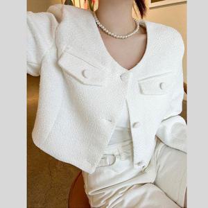 [바이어스]싱글 단추 노카라 트위드 숏 세미 크롭 자켓 코디 룩