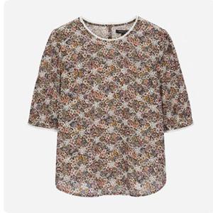 [써스데이아일랜드](T256MBL146W)플라워 패턴 자수 블라우스