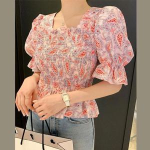 [바이어스]스모크 밴딩 스퀘어넥 퍼프 페이즐리 프릴 블라우스 (