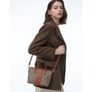 헤지스 액세서리 여성 24FW 스테디셀러 브라운 이니셜로고 가죽 미니토트백 WIWA4F053W2