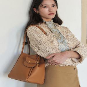 [헤지스] 데일리 브라운 숄더백 (참장식SET)[ HIBA5E362W1]