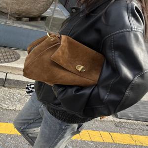 [질스튜어트] 이태리스웨이드 오브 장식 숄더백 M 브라운  JABA5F113W2