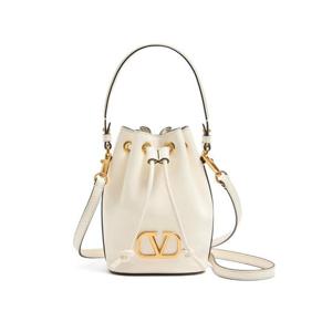 발렌 브이로고 시그니처 레더 미니 버킷 백 WP0Z44VNL