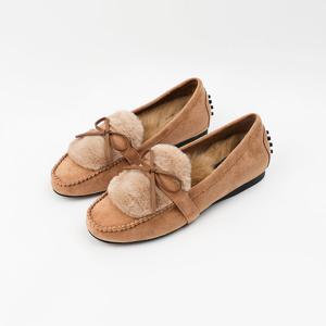 [신난다슈] 여성 털 로퍼 단화 1cm 여자 리본 모카신 토끼털 기모 스웨이드 GDR253044 베이지