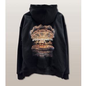 우영미 메리 고 라운드 백 로고 회전목마 후드티 블랙 - 26SS W261TS33723B