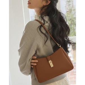 선물포장  (DCBA5F171W2) 브라운 소가죽 체크 장식 포인트 숄더백