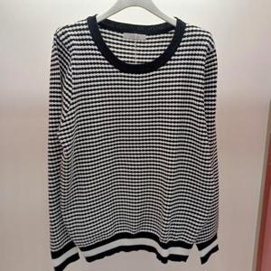 Latium HC06 잔물결 스트라이프 부드럽고 깔끔한 라운드 니트티 T2541sw10