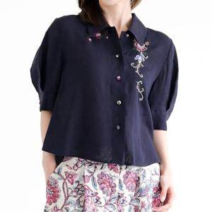 [비꼴리끄]A라인 퍼프소매 자수 블라우스 B252WB1080