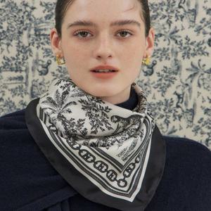 [헤지스] [뜨왈드주이]블랙 사각 실크 스카프 HISC5F300BK