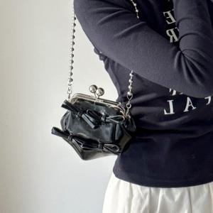 [아도라하우스]어반백 여성미니백 리본 에나멜 프레임 미니백URB