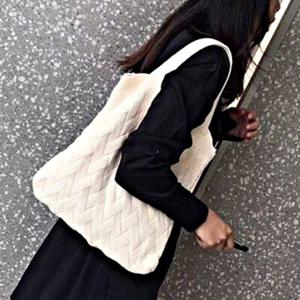 유니크한 해링본 무늬 무지 숄더 토트 니트가방