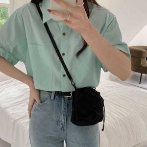 여자 여자 대학생 엠티 룩 보조 가방 소형 크로스 백