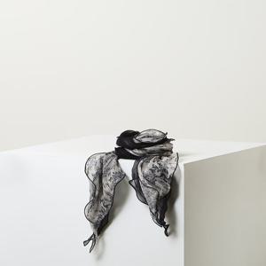 [헤지스] Toile de Jouy 네이비 러플 롱 실크 스카프[HISC5F364N2]