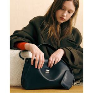 [질스튜어트] 가죽 오브 장식 숄더백 M 블랙 JABA6E103BK