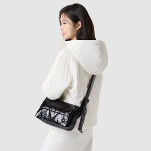 [르꼬끄공식] 유니 글로시 패딩 크로스백 QQ423ABGO1