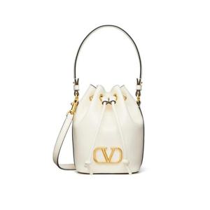 발렌 브이로고 시그니처 레더 미니 버킷 백 WP0Z44VNL