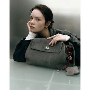 [질스튜어트]JABA6E115G3 [AUBE] 이태리스웨이드 오브 장식 숄더백 M 다크그레이